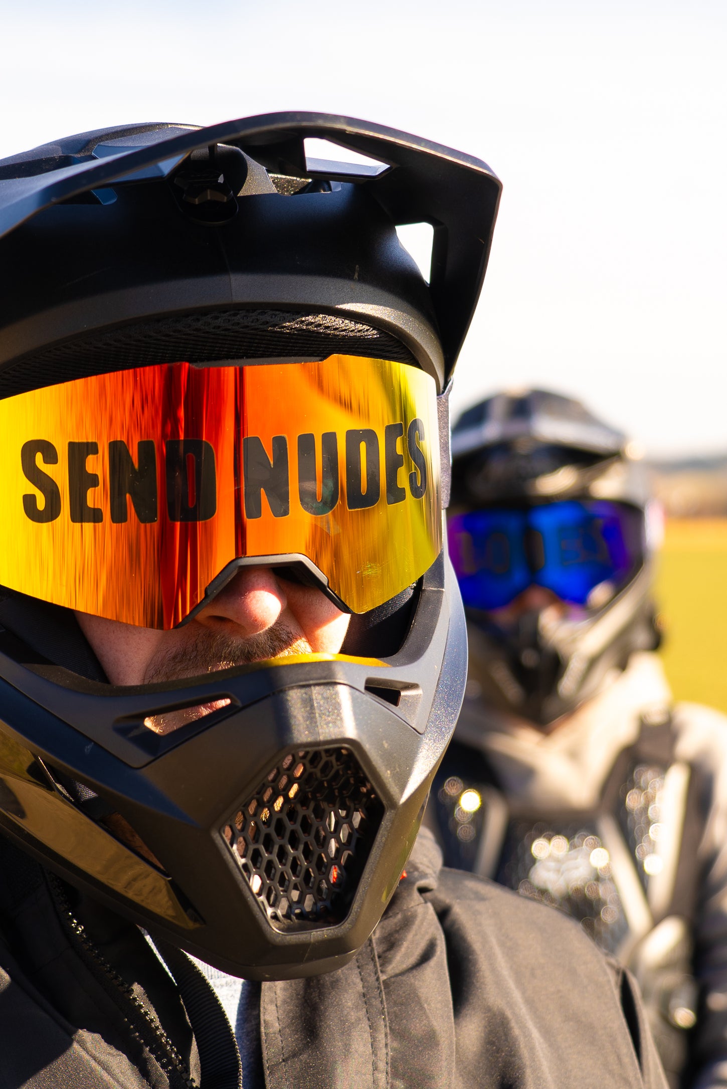Send Nudes Brille mit Boobs Brille im Background verschwommen zu sehen
